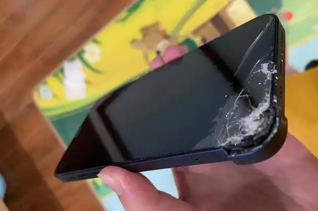 iphone12摔坏后拿到苹果直营店维修,网友却马上后悔了!