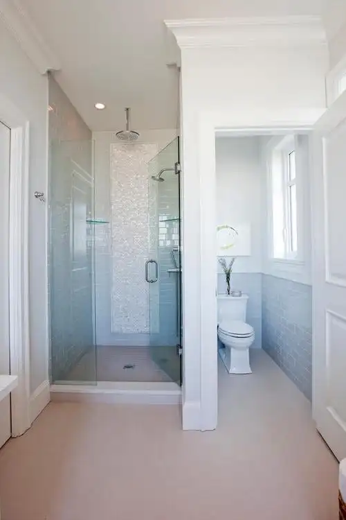 我理想中的卫生间,务必将马桶单放一个小隔间内,能省下不少麻烦