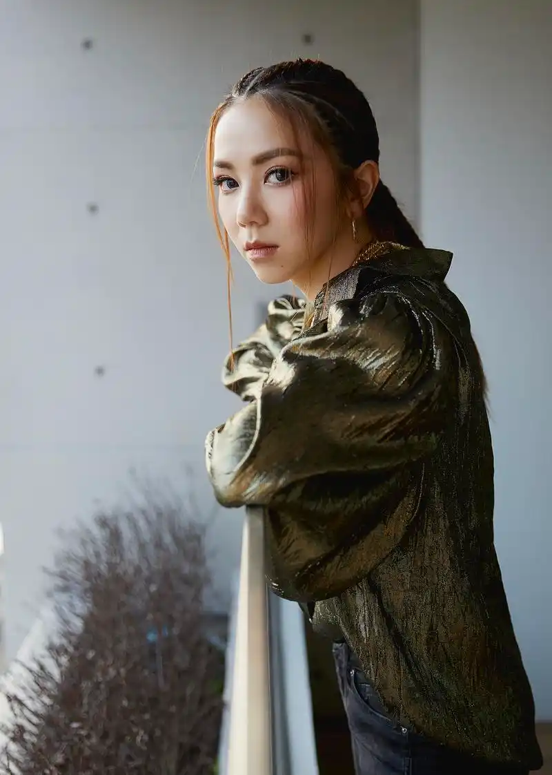 鸣谢vogue台灣  ,在2019台北时装周,遇见又酷又a的鄧紫棋.