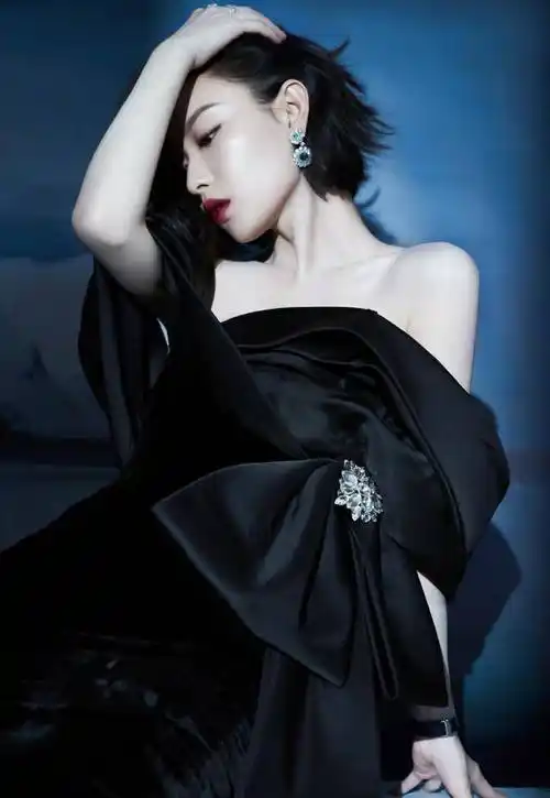 原创倪妮黑色抹身材礼服走红毯身材纤细皮肤白到发光网友人间宠儿