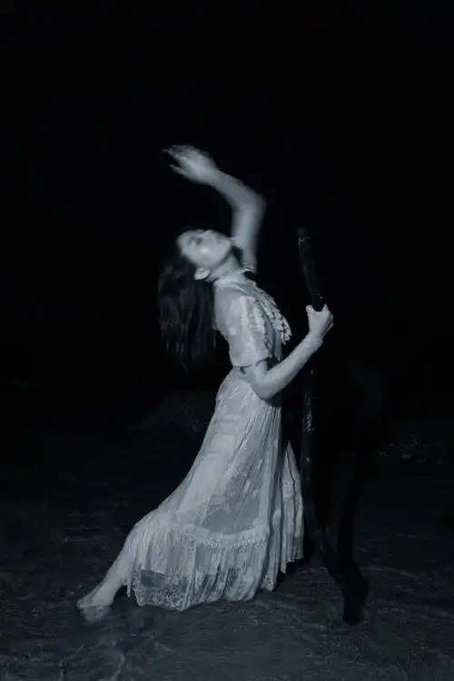 昏暗的光线20201002