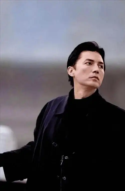 尊龙71岁称得上是"反油腻"男人,头发白白依旧气质十足,一点不显老