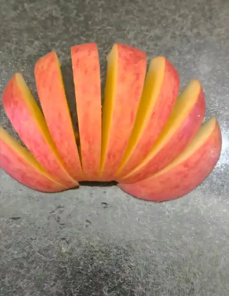 越来越喜欢华为的标志了,原来是把苹果切成了八瓣!这设计霸气十足!