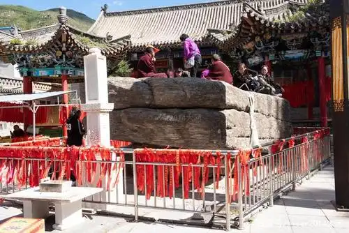 清凉寺得名于寺内的这一块巨石,叫做清凉石.