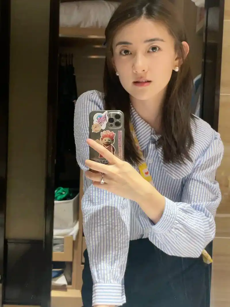 梁洁户外最新美照,笑起来超甜美,她也太好看了吧!