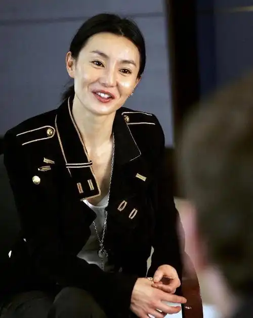 张曼玉的美难以复刻!41岁的无修旧照让人心颤,优雅貌美似名媛