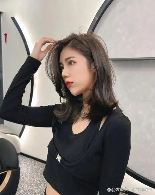 又甜又飒的锁骨发,到了春季不冷不热的季节最适合这种不长不短的发型