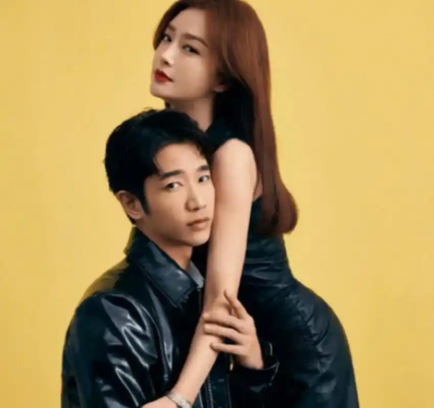 秦岚与小7岁的刘以豪站在一起,居然丝毫不显年龄差.