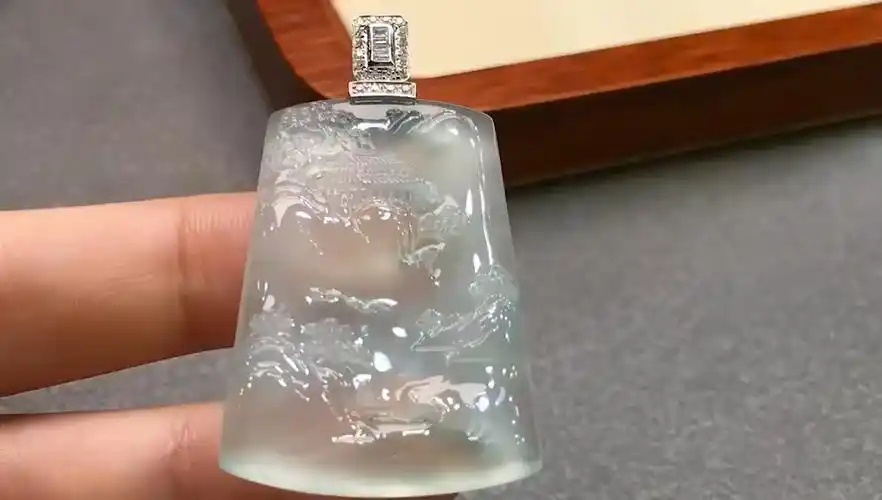 18k金镶嵌高冰种山水意境牌吊坠