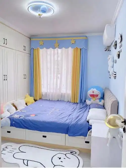 这个房间走得冷调的蓝色系,清爽又自然.