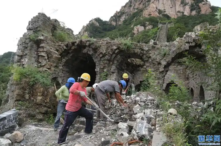9月7日,工人在花厂峪长城修复现场施工.