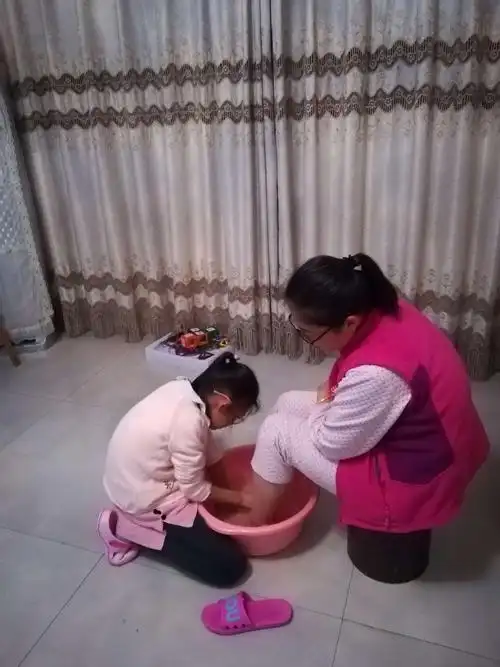 帮妈妈洗脚( 四年级九班 吴宜秦)