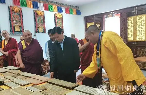 康宁寺住持堪布多杰陪同段志强调研(图片来源:凤凰网佛教 摄影:康宁寺