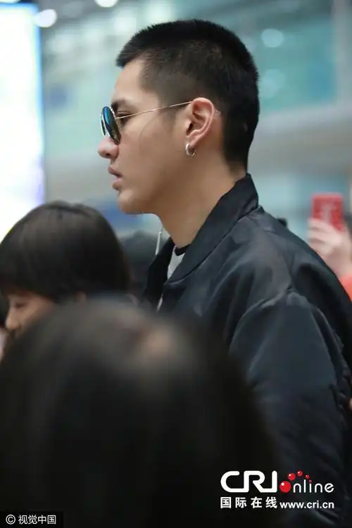 吴亦凡戴小红帽显童趣一路听歌迷倒众粉丝