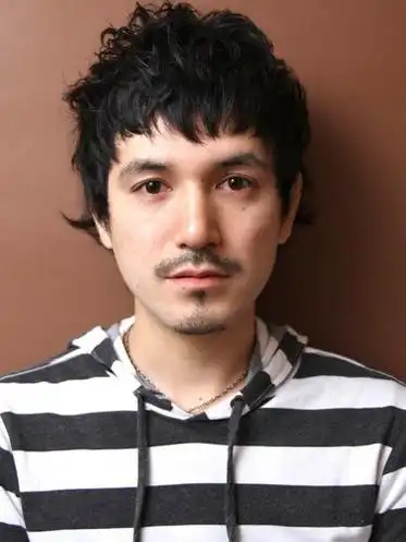 虽说自然卷的头发不好打理,但我们打破常规,就从自然卷的基础上来调整