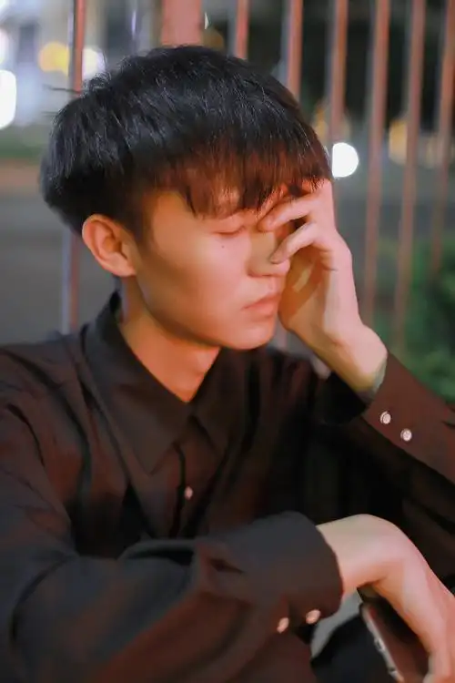 一组男生夜景人像