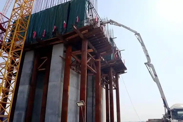 桥跨形式采用(110 210 110)米三跨连续刚构