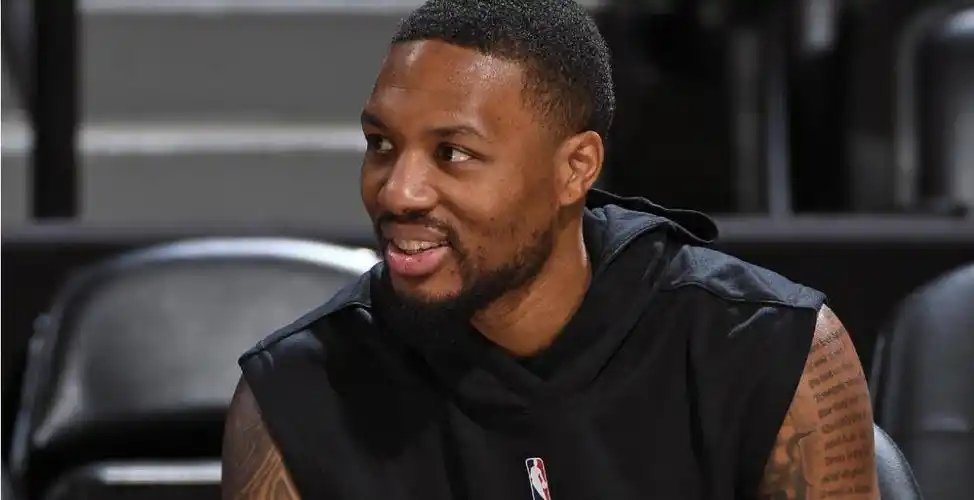 原创达米安利拉德damianlillard的腿筋拉伤使开拓者队与马刺队交手