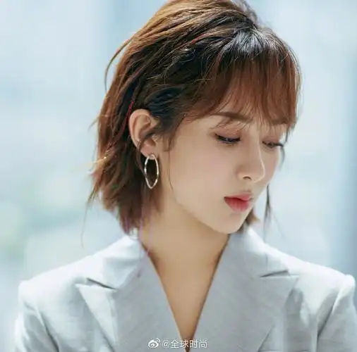 女明星短发编发大赏#杨紫 的编发造型算是很接地气了,简单的两侧禄è