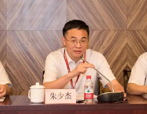 朱少杰总经理作半年度工作报告