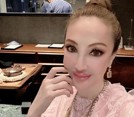 57岁蛇精脸名媛薛芷伦亿元豪宅过年,3名子女相伴在旁,前夫马清伟罕