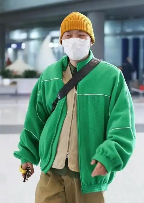 近日,成功瘦身四十多斤的杜海涛现身机场,头戴蛋黄帽,身穿大绿衣,咋
