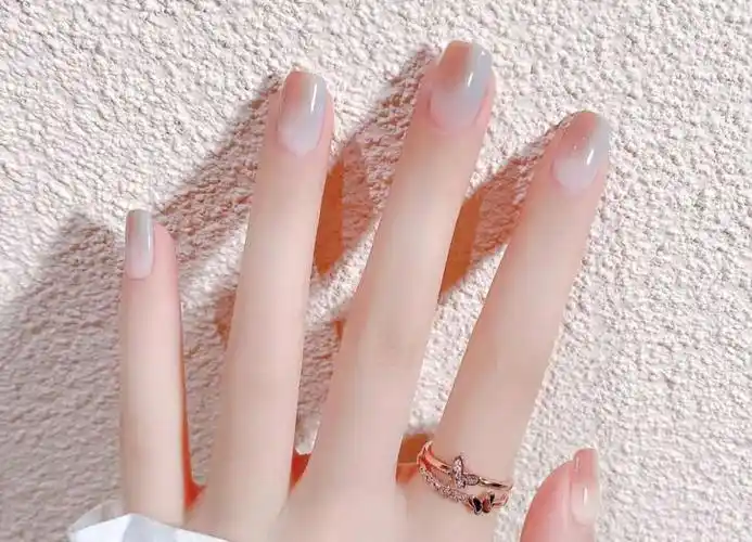 这款显白温柔的粉蓝渐变美甲,给人的暖暖的感觉,女人味十足