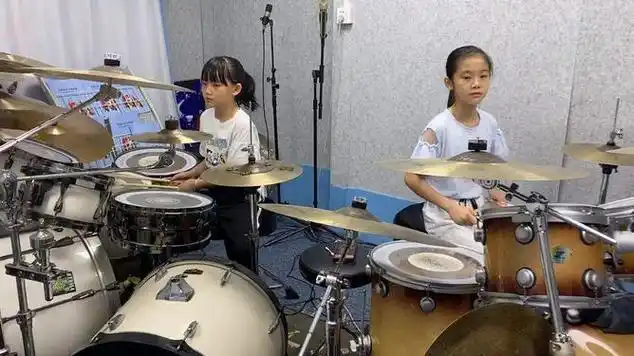 周末,妞妞园园架子鼓走起,来首热血沸腾的歌曲!