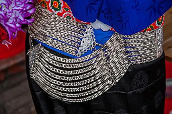 福建惠安崇武镇大岞惠安女民俗风情园里惠安女的银腰带