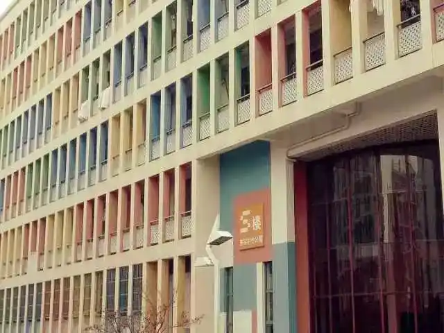 3    彩虹楼   学生宿舍s楼俗称彩虹楼,是学校的又一标志性建筑