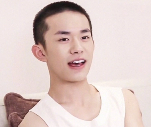 原创本以为易烊千玺寸头就够man了,看到李现寸头,荷尔蒙爆棚了