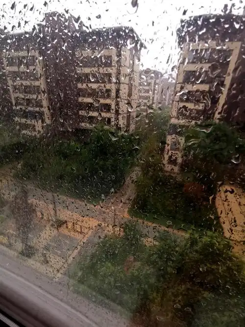 下雨天的窗外感觉很空蒙