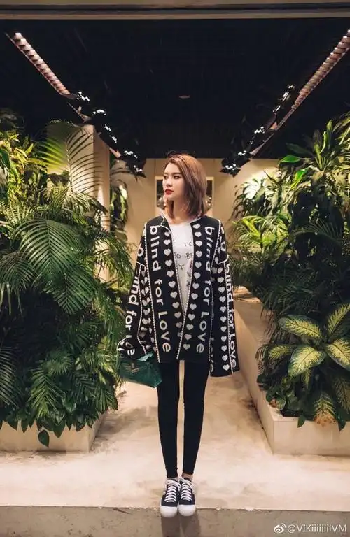 李根的妻子王星洋在微博上分享了一组街拍美照,网友感叹美如剧照.