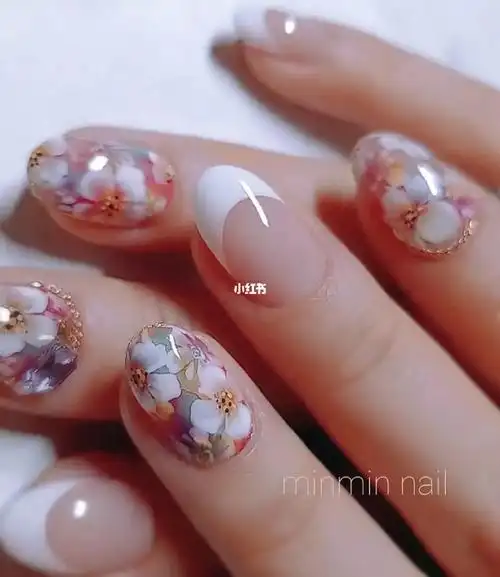 甜美花朵彩绘法式美甲