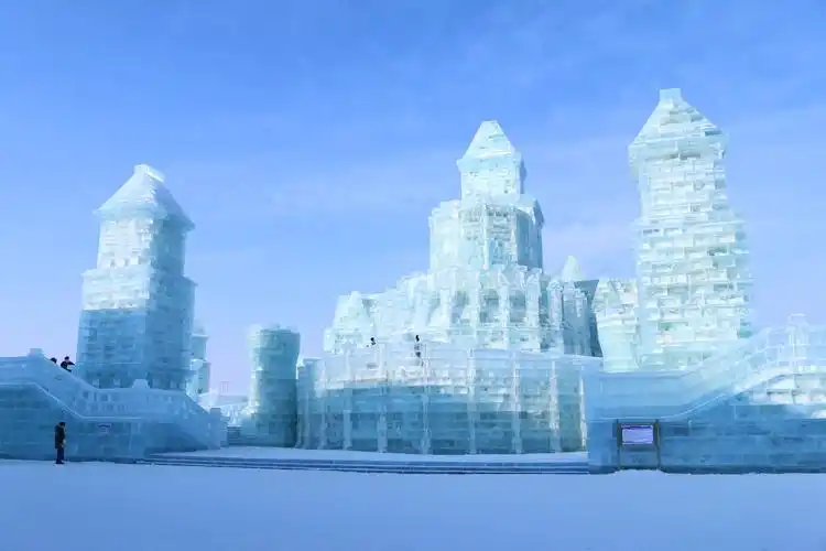 日间,哈尔滨冰雪大世界尽显冰清玉洁本色