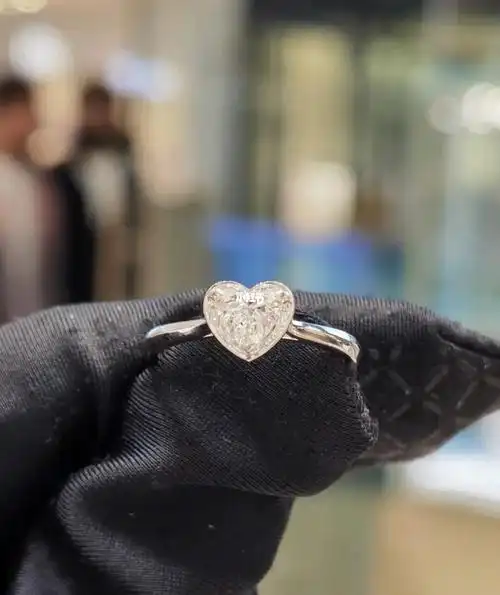 周大福守护一生心型钻戒