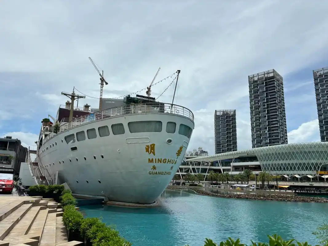 城市点评#  在深圳的海上世界,停着一艘颇有故事的"明华轮".