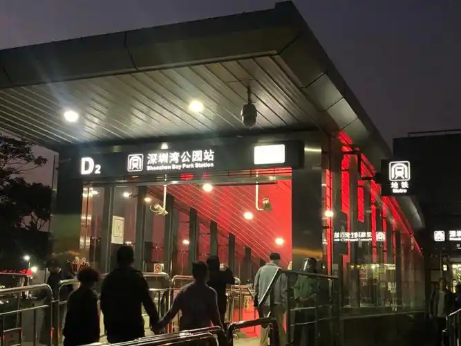 深圳湾公园出地铁口就是海边