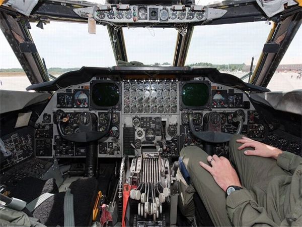 近日,美国《防务新闻》公布b-2轰炸机内部细节.