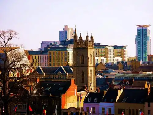 卡迪夫城市大学位于威尔士首府卡迪夫,受海洋气候影响,全年多降水