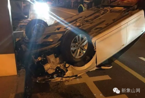 【社会】丹阳路发生一起车祸,小车撞飞两根公交站牌柱子