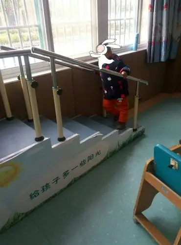 儿童训练用阶梯,用于上下楼梯功能训练.