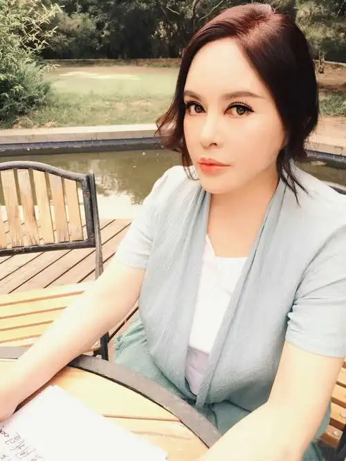 著名歌手千百惠:曾从何静手里夺走丈夫,如今58岁单身一人