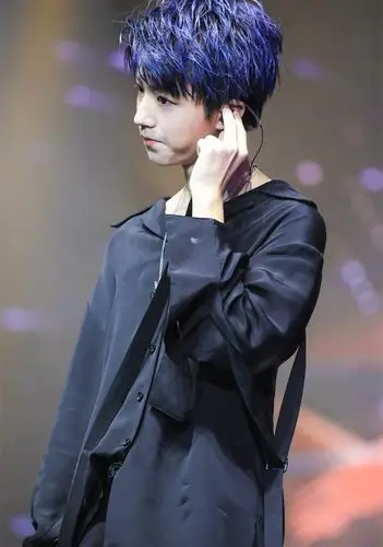 王俊凯时尚帅气演唱会图片