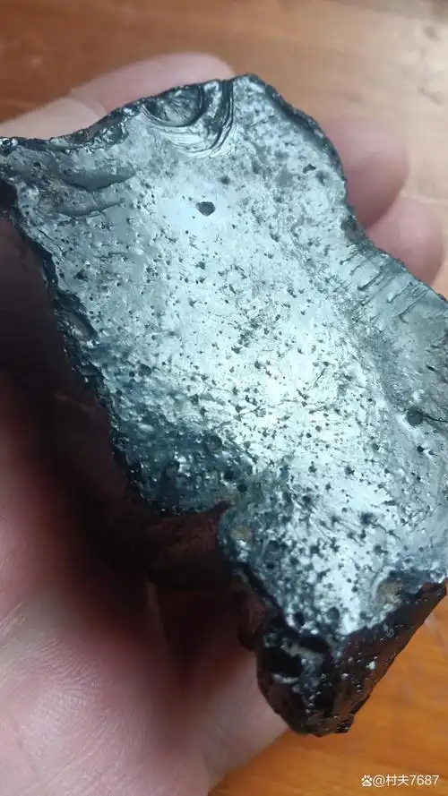 一般认为玻璃陨是陨石陨落过程中熔融液体冷却的产物,它分几个不同的