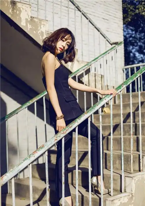 孙艺铭时尚写真曝光 干练飒爽散发魅力