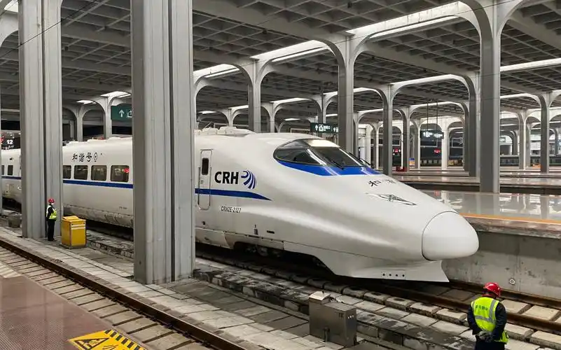 d4717次列车(重庆西站-广州南站)本务广铁广段crh2e-2127重庆西站出站