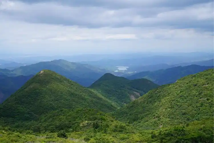 绵延起伏的山脉,望不到边际.内心又何尝不是这样宽广
