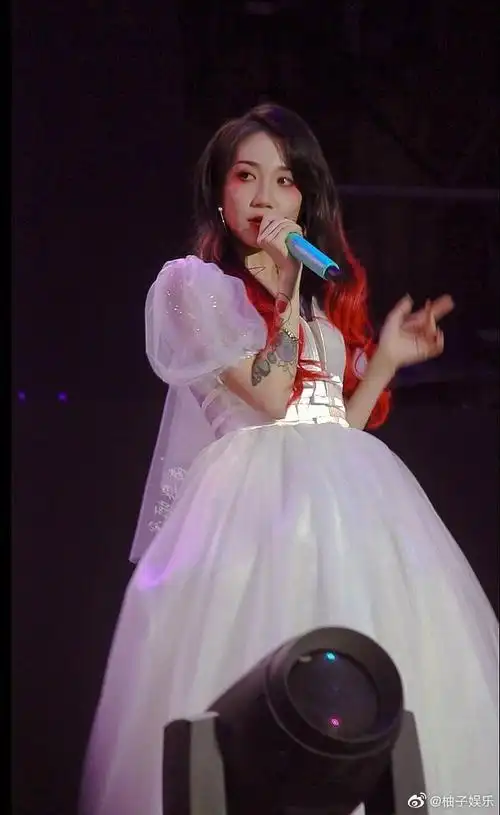 yolo音乐节#yolo音乐节上乃万的婚纱造型好美!大漂亮乃万!