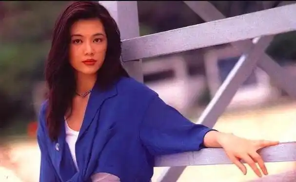 王馨平家族史:我的"黑道"爸爸巨星妈妈,和终身未育的空姐继母